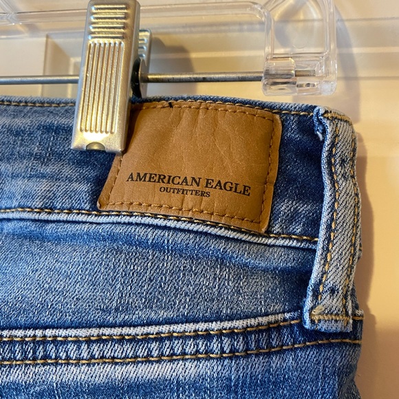 American Eagle AEO stretch distressed denim shorts with lace pockets size 4.. - Picture 3 of 7